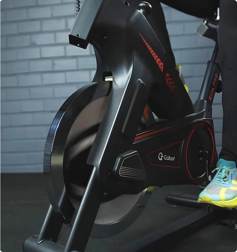 Foto proximo a roda de inércia da Bicicleta Spinning Gallant Elite X