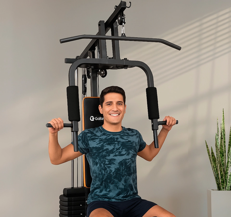 Homem fazendo exercicio na Estação de Musculação 45kg da Gallant