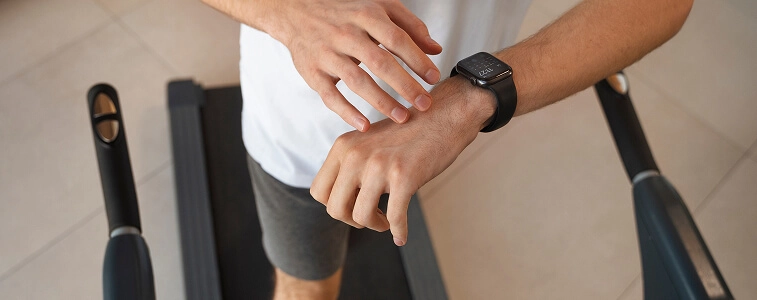 Mulher na bicicleta com seu rosto direcionado a esquerda