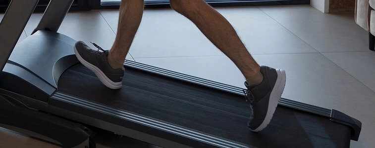 Mulher na bicicleta com seu rosto direcionado para baixo