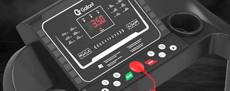 Mulher na bicicleta com seu rosto direcionado a direita