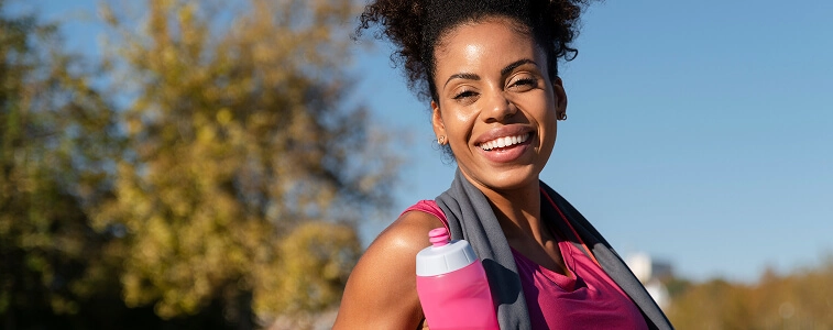 Mulher na bicicleta com seu rosto direcionado para frente