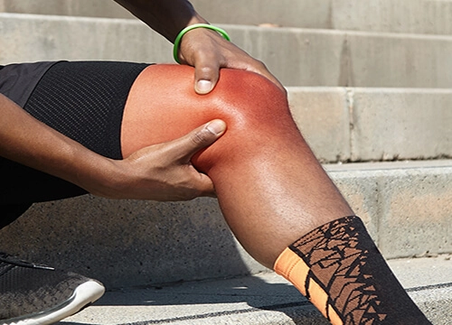 Mulher na bicicleta com seu rosto direcionado a direita