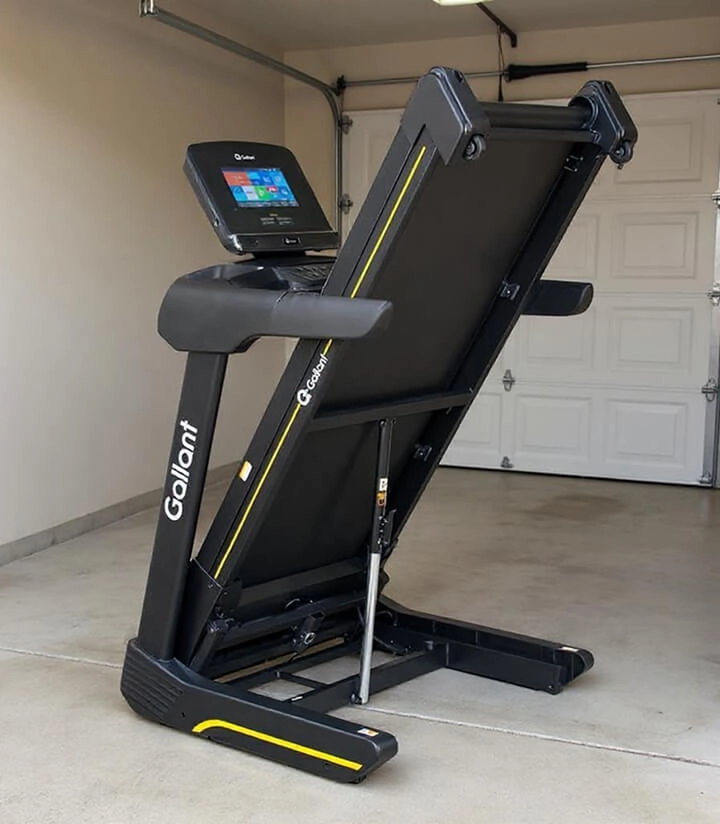 Esteira de pé em uma garagem