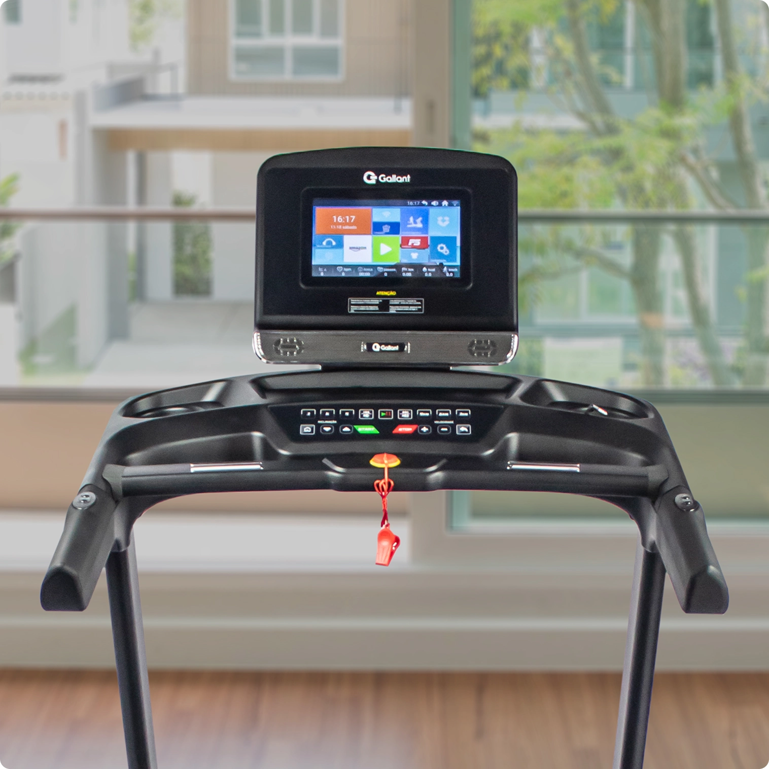 Imagem de uma esteira e ao lado em uma varanda